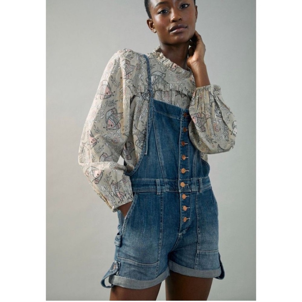Anthropologie Denim Button Short Overalls. Runs sm. recommend this for a sz 2